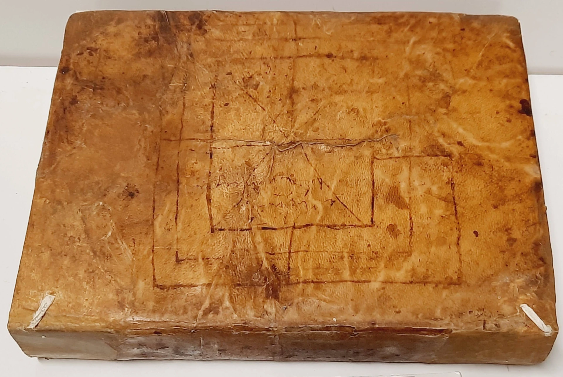 Volume a stampa XVI secolo coperta in pergamena lacerata e strappata restaurato