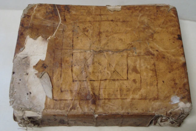 Lacerazioni e strappi su volume a stampa del XVI secolo prima del restauro