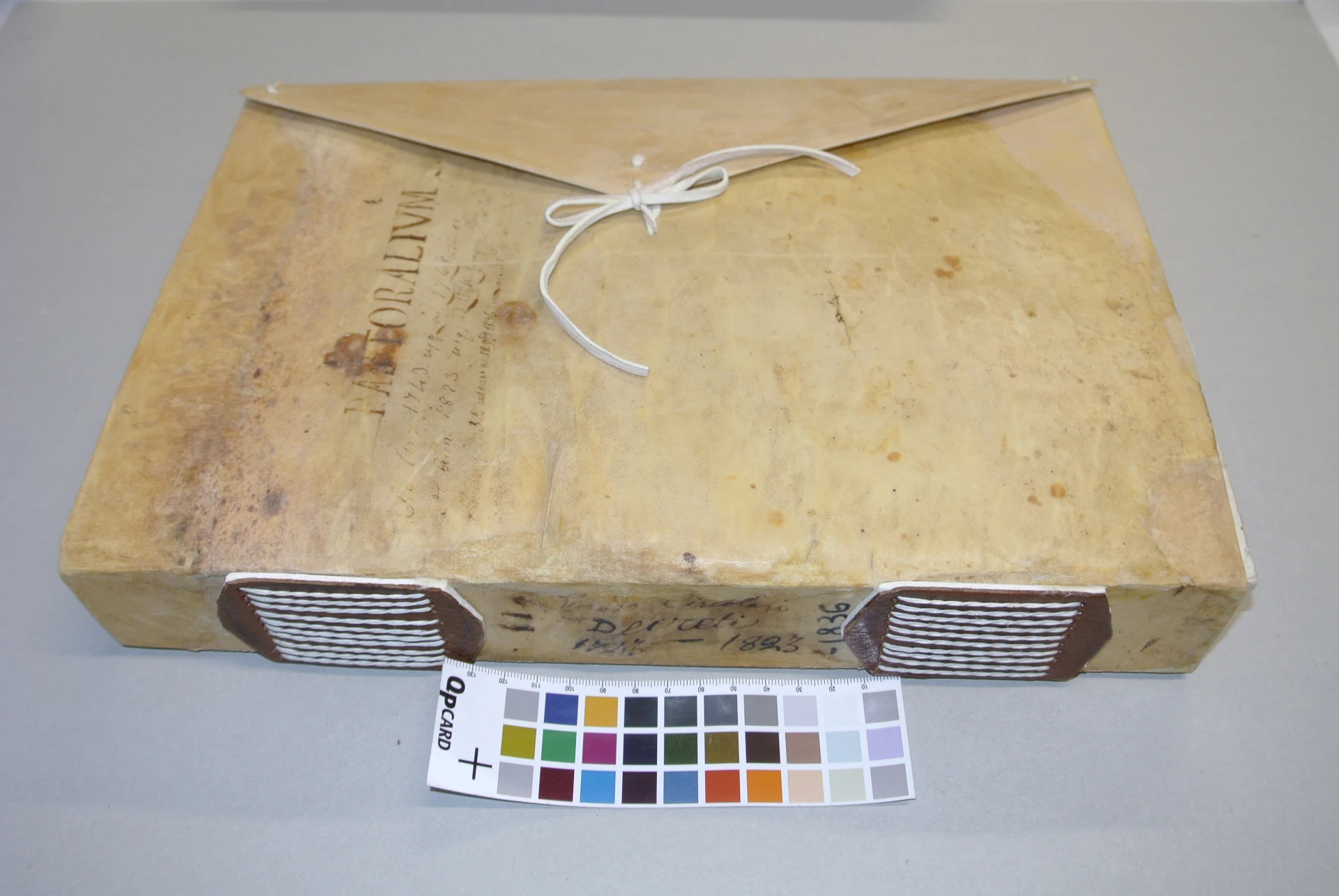 Legatura d'archivio con lacerazioni e filo di cucitura spezzato dopo il restauro