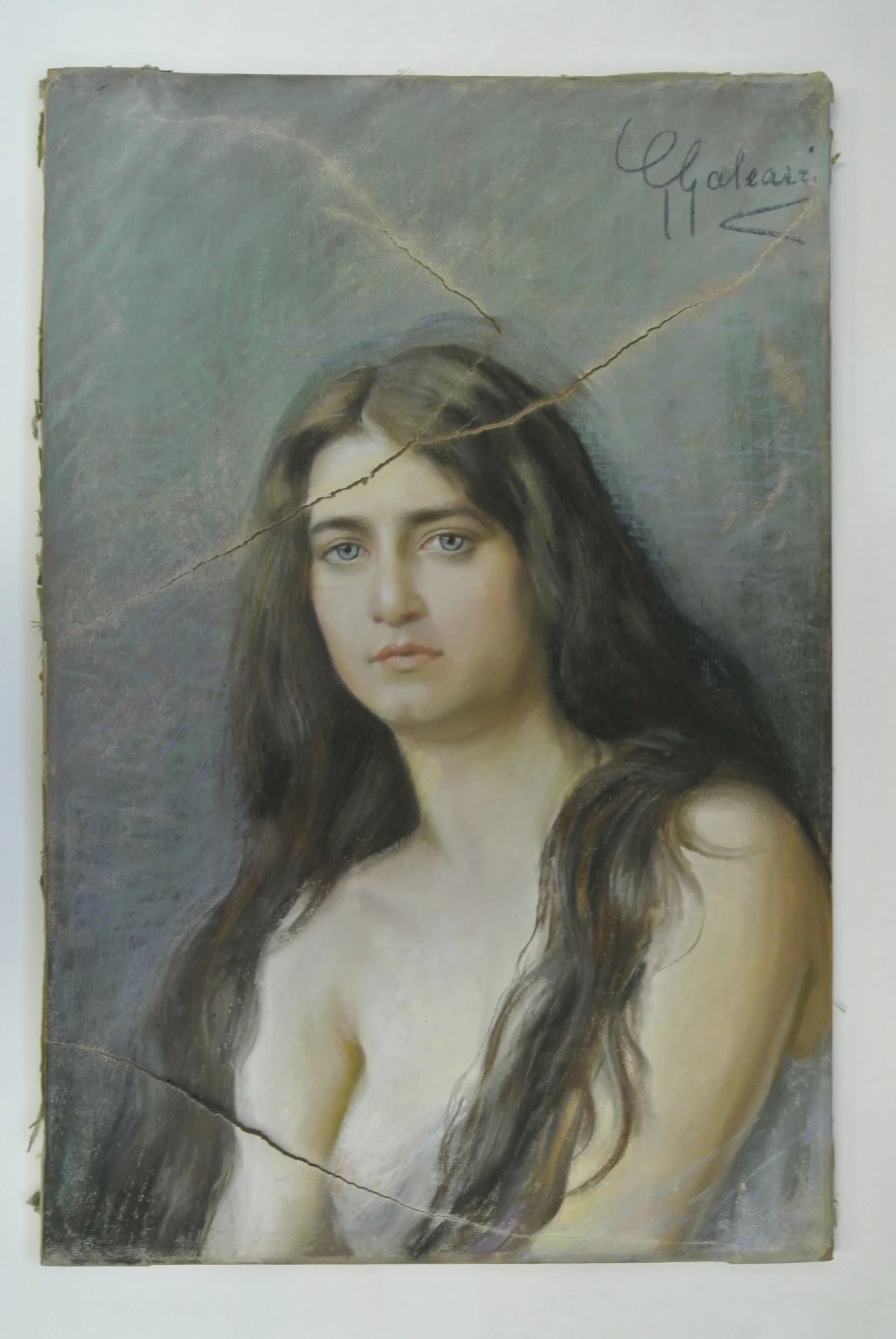 Ritratto a gessetto strappato prima del restauro