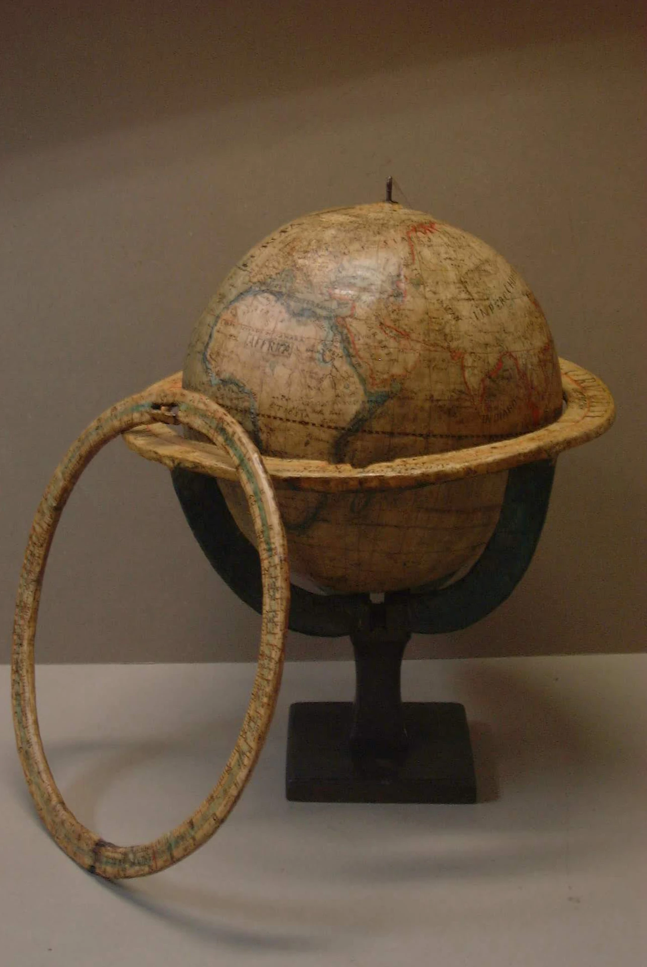 Globo manoscritto sporco e con spaccature dopo il restauro