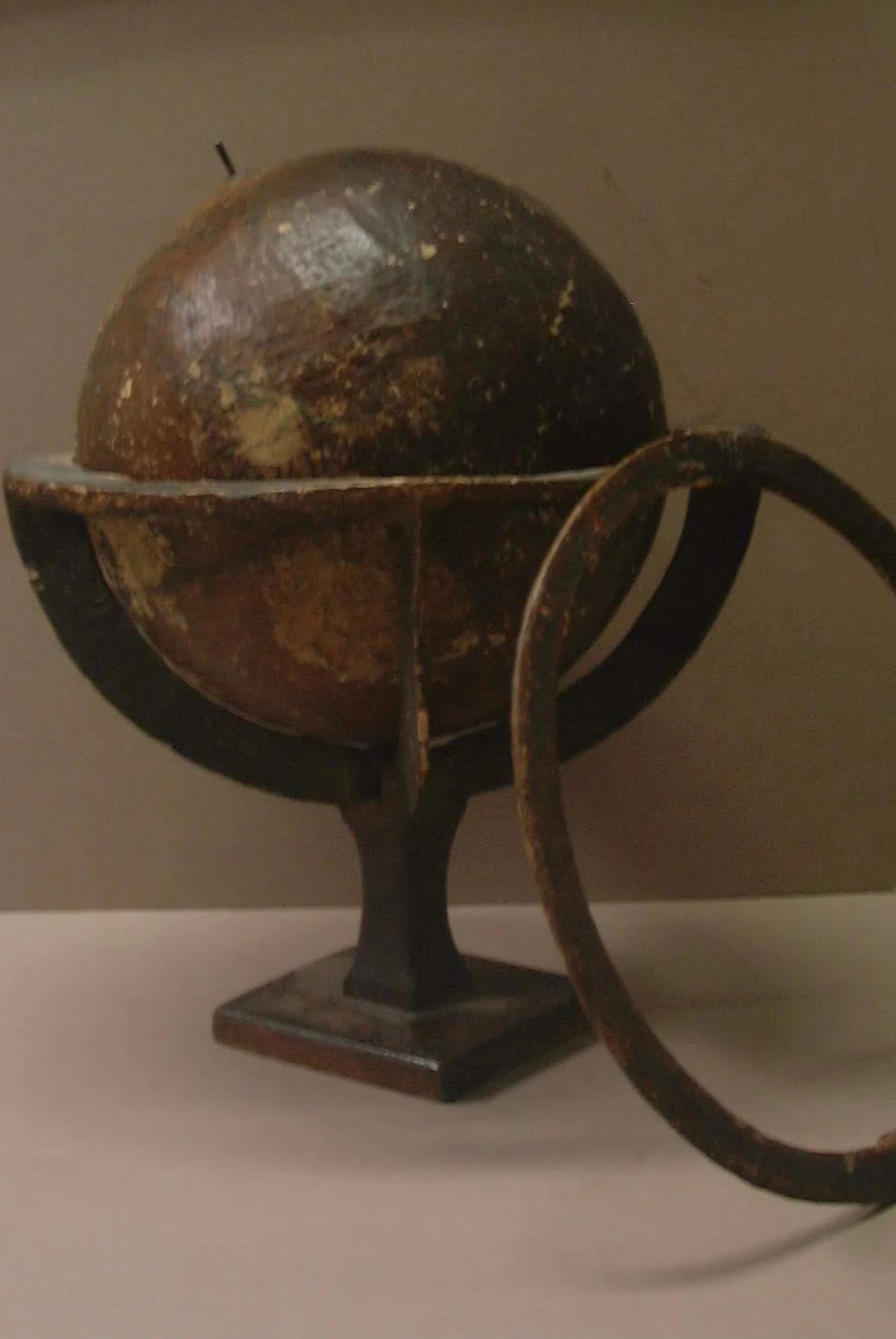 Globo manoscritto sporco e con spaccature prima del restauro